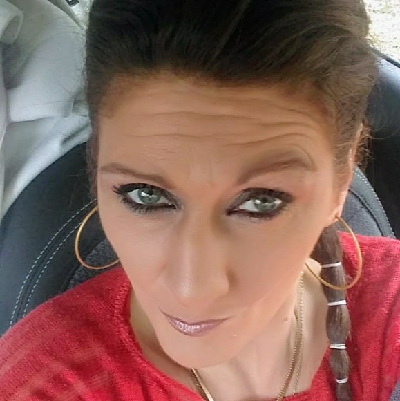 Meet your Posher, Candyce - Picture 2 of 3